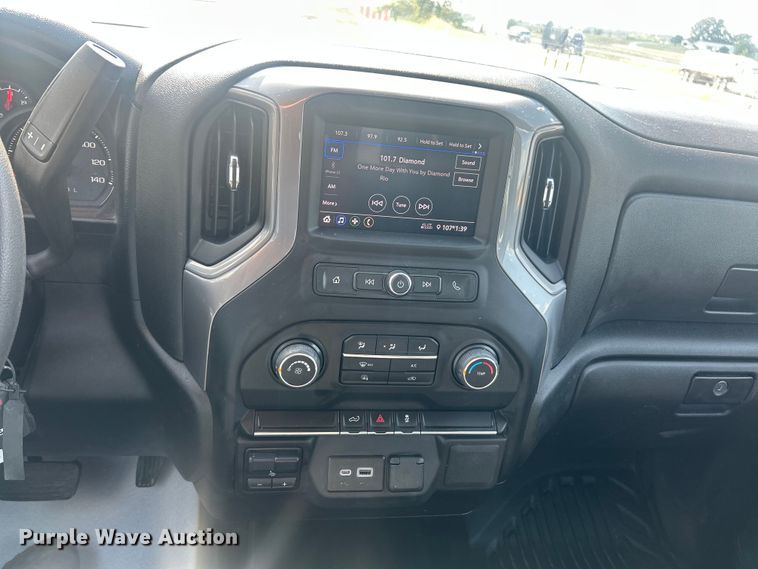 image for item ET3239 2022 Chevrolet Silverado 3500HD Crew Cab pickup truck