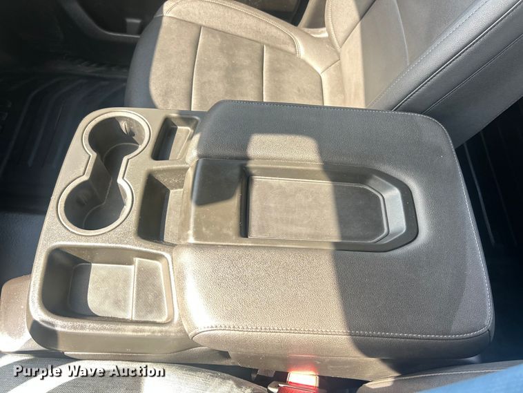 image for item ET3239 2022 Chevrolet Silverado 3500HD Crew Cab pickup truck