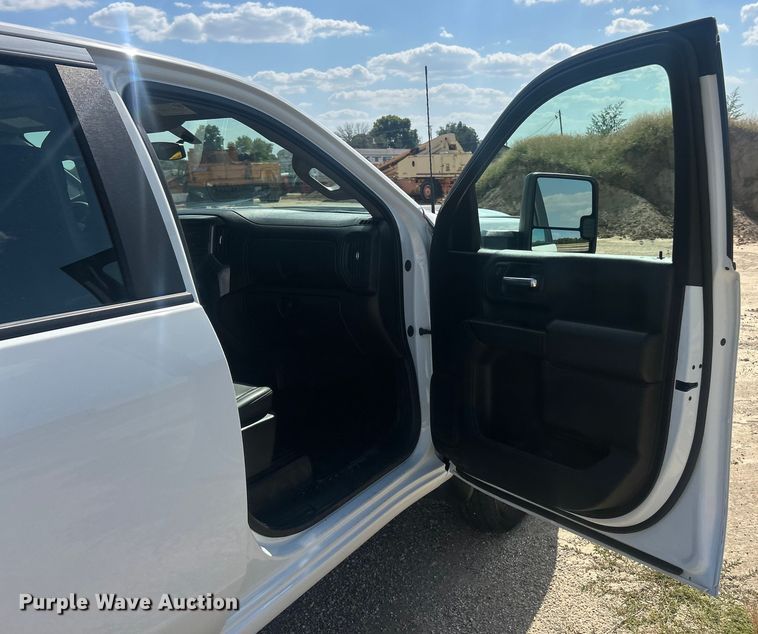 image for item ET3239 2022 Chevrolet Silverado 3500HD Crew Cab pickup truck