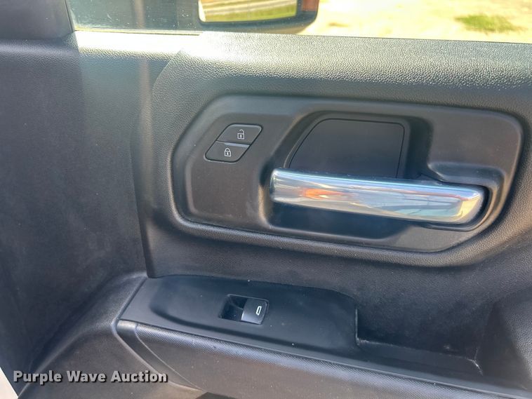 image for item ET3239 2022 Chevrolet Silverado 3500HD Crew Cab pickup truck