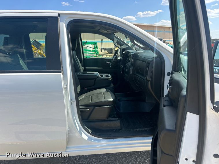 image for item ET3239 2022 Chevrolet Silverado 3500HD Crew Cab pickup truck