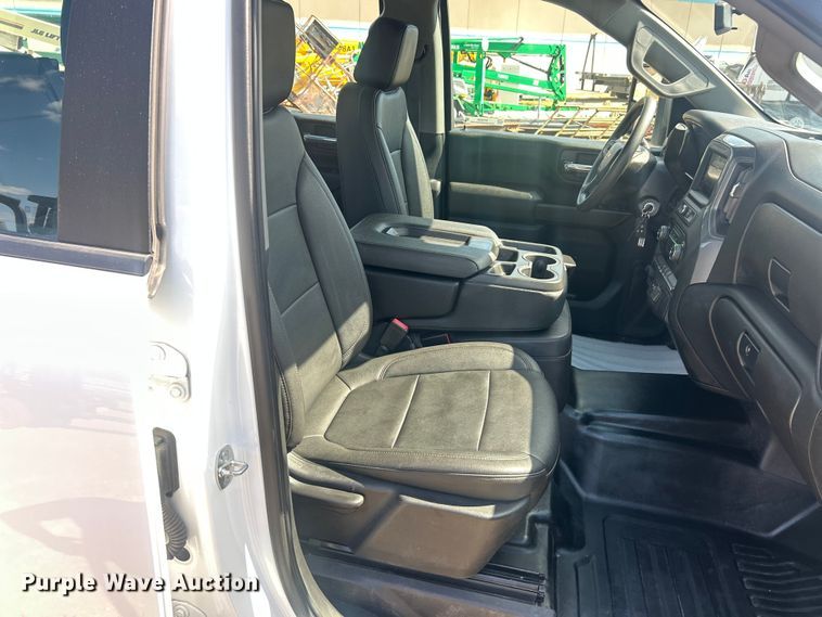 image for item ET3239 2022 Chevrolet Silverado 3500HD Crew Cab pickup truck