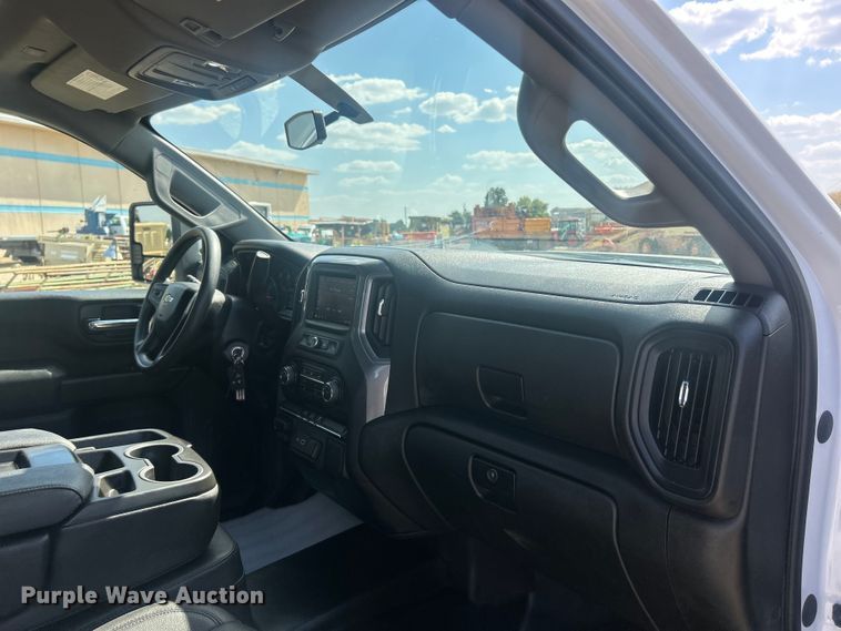 image for item ET3239 2022 Chevrolet Silverado 3500HD Crew Cab pickup truck