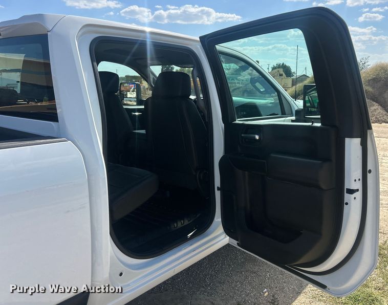 image for item ET3239 2022 Chevrolet Silverado 3500HD Crew Cab pickup truck