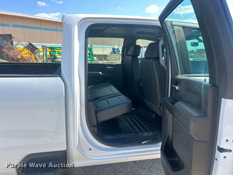 image for item ET3239 2022 Chevrolet Silverado 3500HD Crew Cab pickup truck