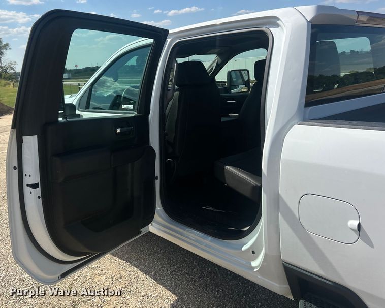 image for item ET3239 2022 Chevrolet Silverado 3500HD Crew Cab pickup truck