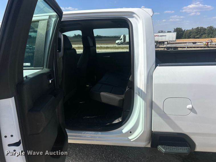 image for item ET3239 2022 Chevrolet Silverado 3500HD Crew Cab pickup truck