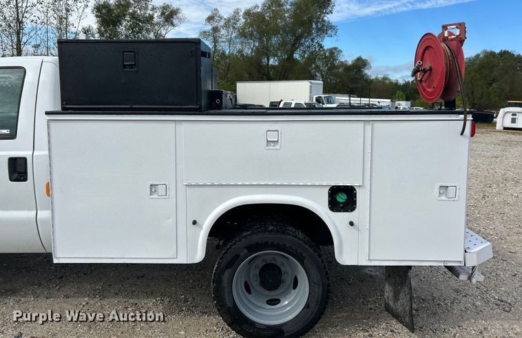 image for item ET3322 2011 Ford F550 utility / service truck