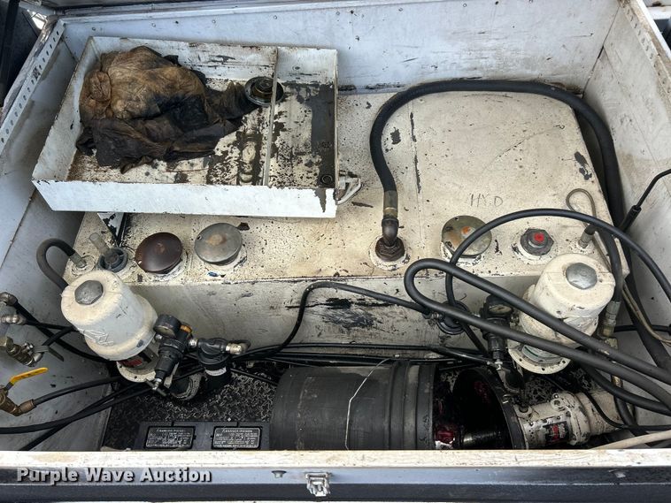 image for item ET3322 2011 Ford F550 utility / service truck