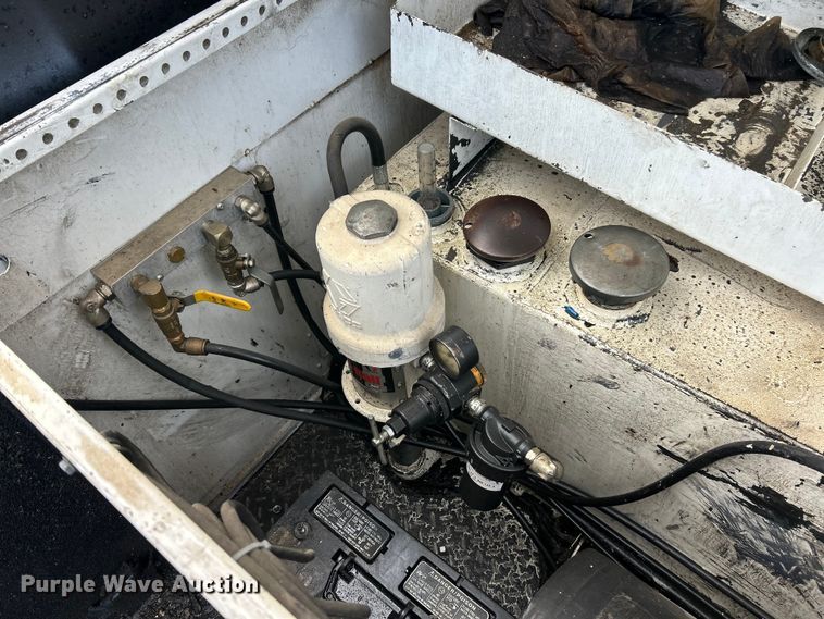 image for item ET3322 2011 Ford F550 utility / service truck