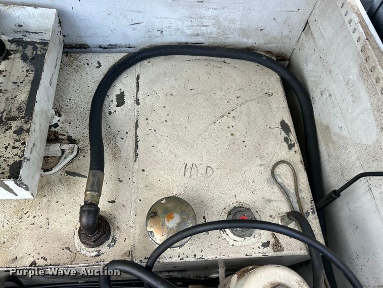 image for item ET3322 2011 Ford F550 utility / service truck