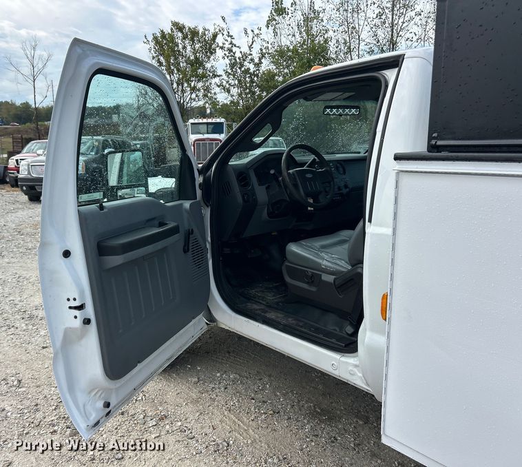 image for item ET3322 2011 Ford F550 utility / service truck