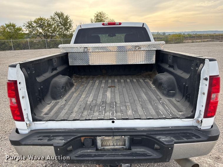 image for item ET4693 2013 Chevrolet Silverado 2500HD Crew Cab pickup truck