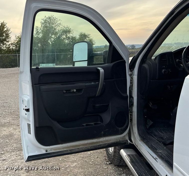 image for item ET4693 2013 Chevrolet Silverado 2500HD Crew Cab pickup truck