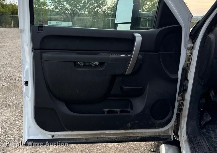 image for item ET4693 2013 Chevrolet Silverado 2500HD Crew Cab pickup truck