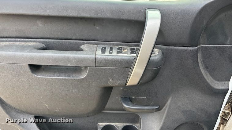 image for item ET4693 2013 Chevrolet Silverado 2500HD Crew Cab pickup truck