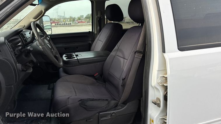 image for item ET4693 2013 Chevrolet Silverado 2500HD Crew Cab pickup truck