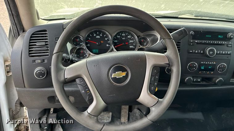 image for item ET4693 2013 Chevrolet Silverado 2500HD Crew Cab pickup truck