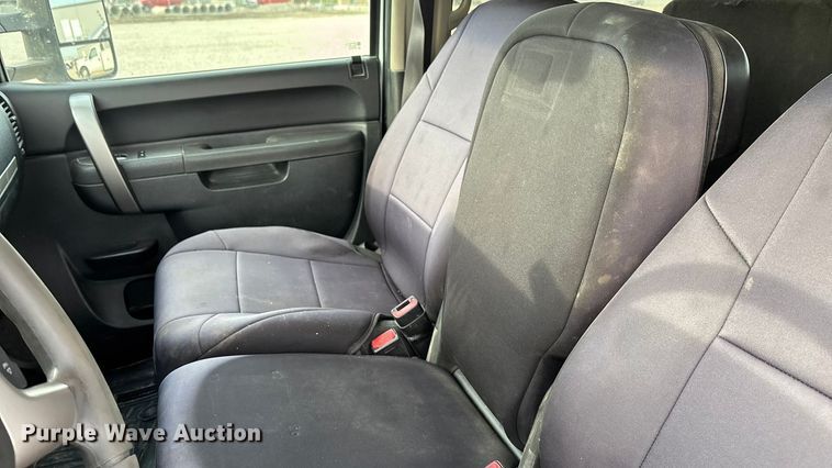 image for item ET4693 2013 Chevrolet Silverado 2500HD Crew Cab pickup truck