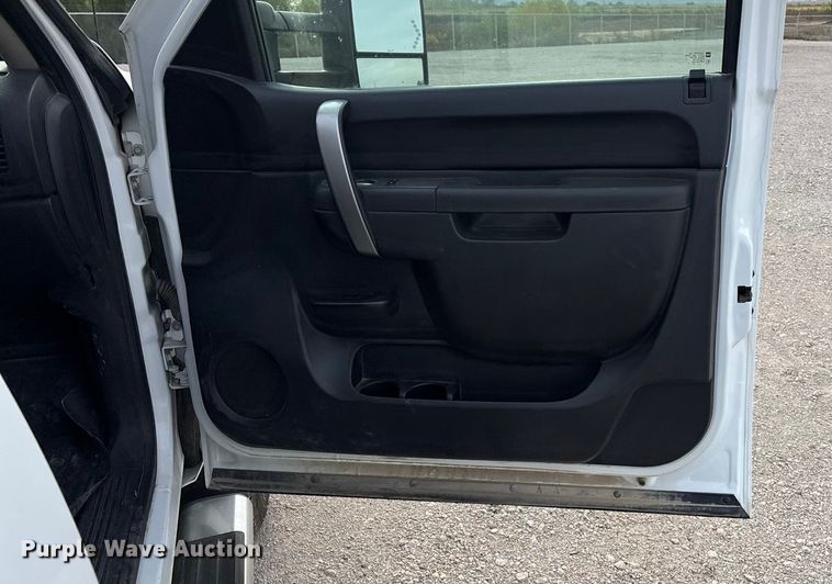 image for item ET4693 2013 Chevrolet Silverado 2500HD Crew Cab pickup truck