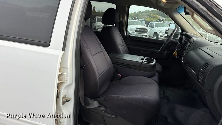 image for item ET4693 2013 Chevrolet Silverado 2500HD Crew Cab pickup truck