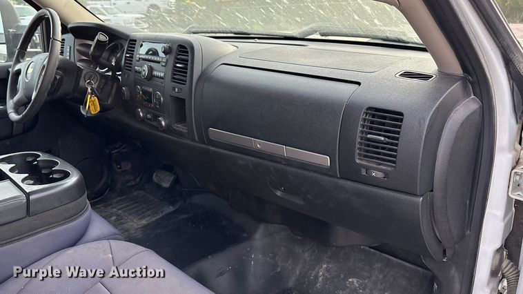 image for item ET4693 2013 Chevrolet Silverado 2500HD Crew Cab pickup truck