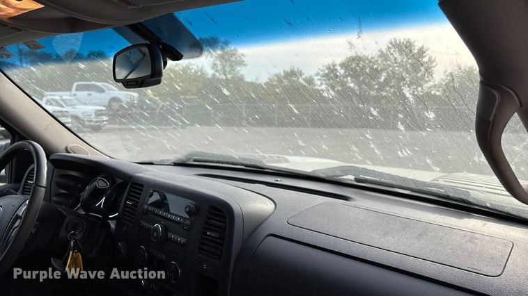 image for item ET4693 2013 Chevrolet Silverado 2500HD Crew Cab pickup truck