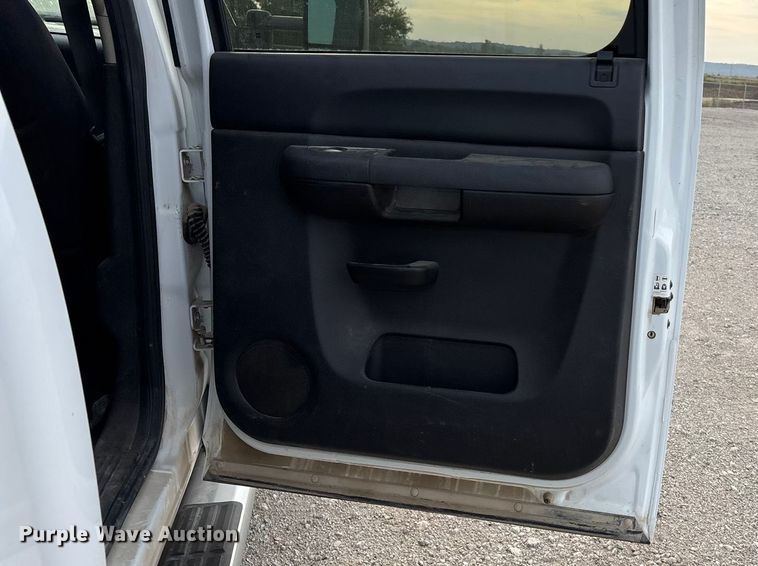 image for item ET4693 2013 Chevrolet Silverado 2500HD Crew Cab pickup truck