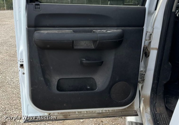 image for item ET4693 2013 Chevrolet Silverado 2500HD Crew Cab pickup truck