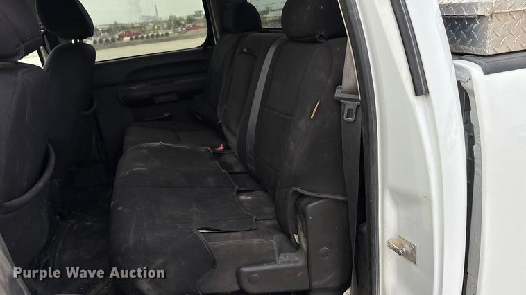 image for item ET4693 2013 Chevrolet Silverado 2500HD Crew Cab pickup truck