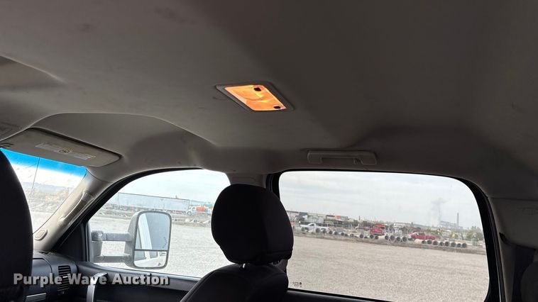 image for item ET4693 2013 Chevrolet Silverado 2500HD Crew Cab pickup truck