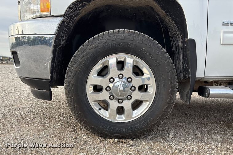 image for item ET4693 2013 Chevrolet Silverado 2500HD Crew Cab pickup truck