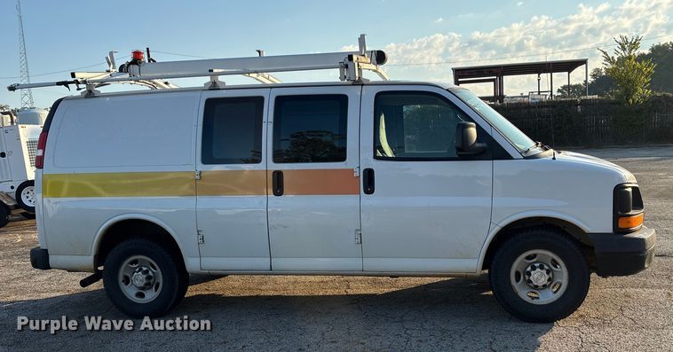 image for item ET7100 2017 Chevrolet Express 2500 van