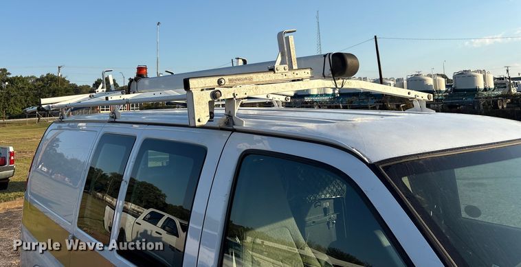 image for item ET7100 2017 Chevrolet Express 2500 van