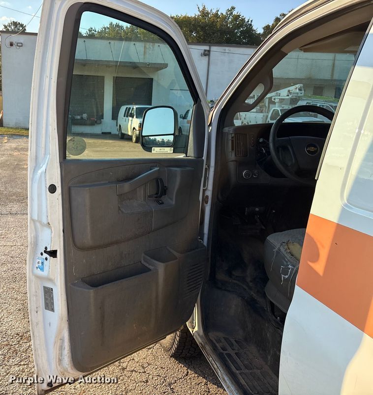 image for item ET7100 2017 Chevrolet Express 2500 van