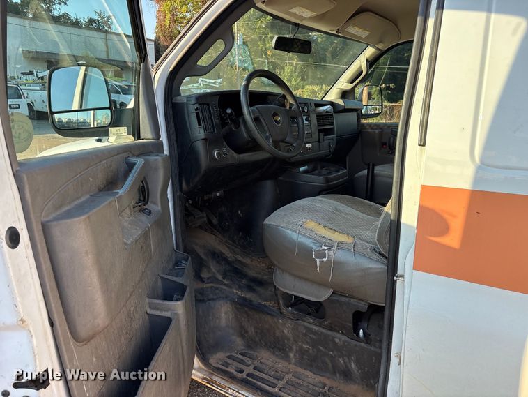 image for item ET7100 2017 Chevrolet Express 2500 van