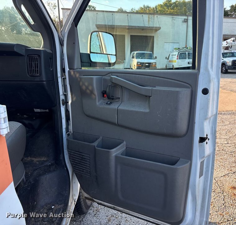 image for item ET7100 2017 Chevrolet Express 2500 van