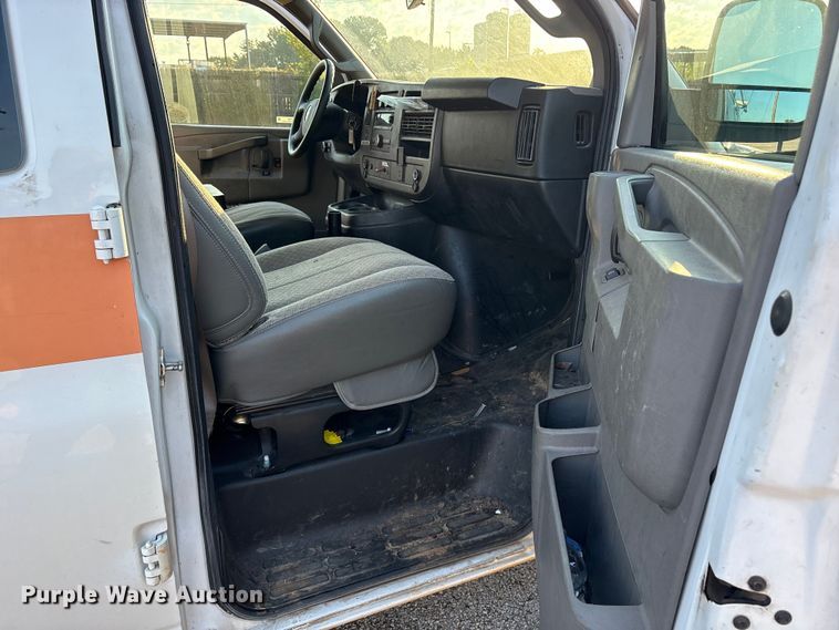 image for item ET7100 2017 Chevrolet Express 2500 van