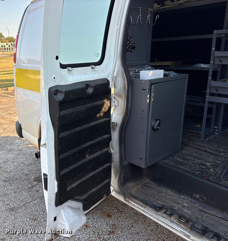 image for item ET7100 2017 Chevrolet Express 2500 van