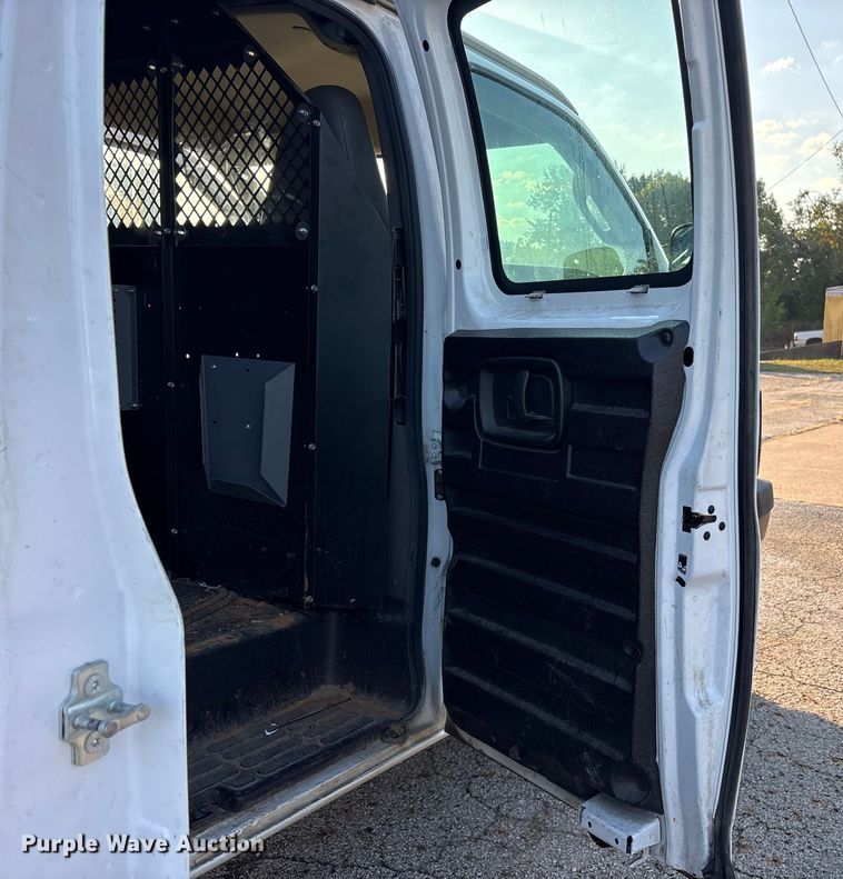 image for item ET7100 2017 Chevrolet Express 2500 van