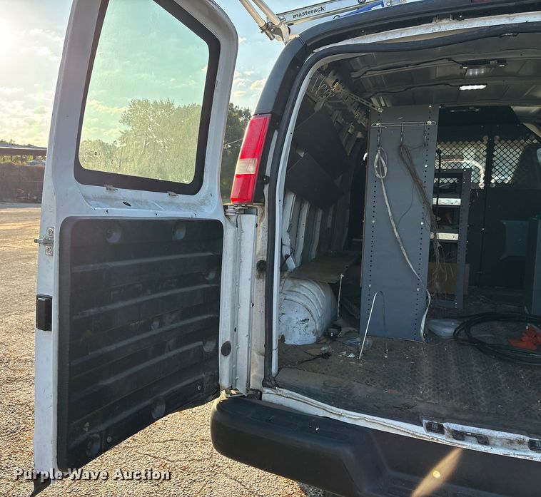 image for item ET7100 2017 Chevrolet Express 2500 van