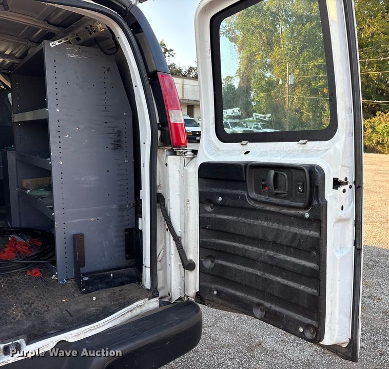 image for item ET7100 2017 Chevrolet Express 2500 van