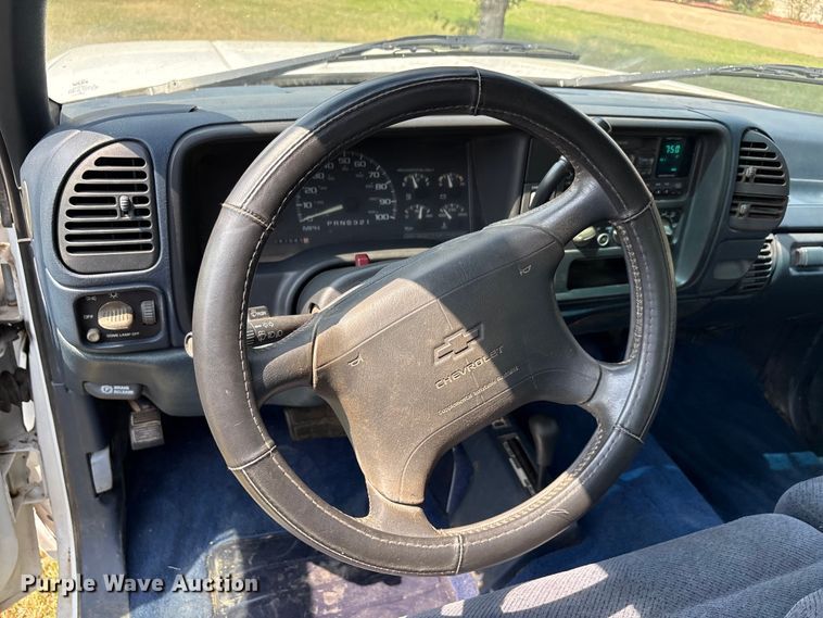 image for item EU0111 1995 Chevrolet K1500 pickup truck