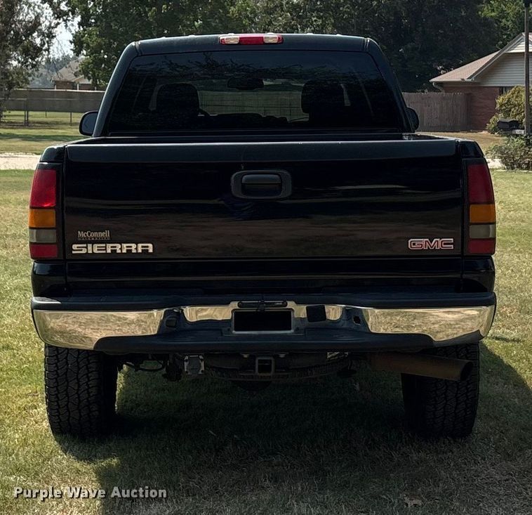 image for item EU0114 2005 GMC Sierra 2500HD Crew Cab pickup truck