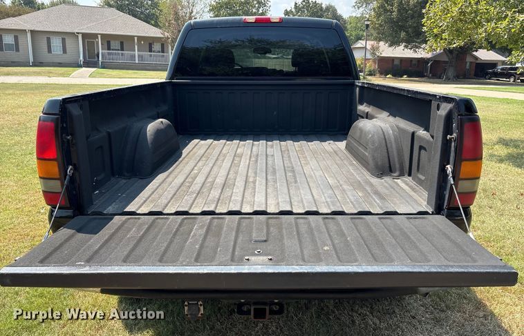 image for item EU0114 2005 GMC Sierra 2500HD Crew Cab pickup truck