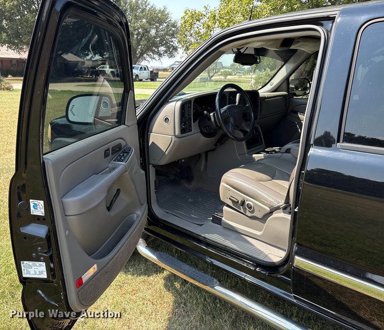 image for item EU0114 2005 GMC Sierra 2500HD Crew Cab pickup truck