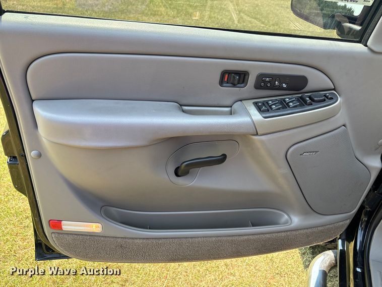 image for item EU0114 2005 GMC Sierra 2500HD Crew Cab pickup truck