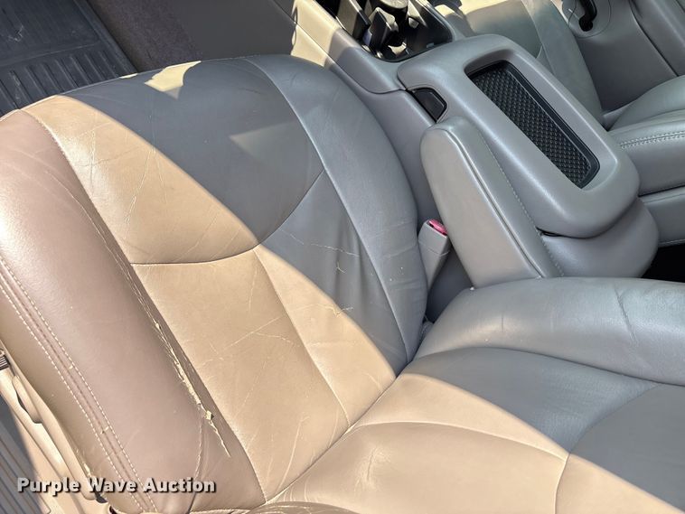 image for item EU0114 2005 GMC Sierra 2500HD Crew Cab pickup truck