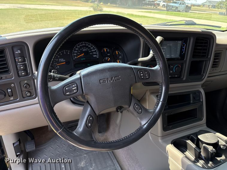 image for item EU0114 2005 GMC Sierra 2500HD Crew Cab pickup truck