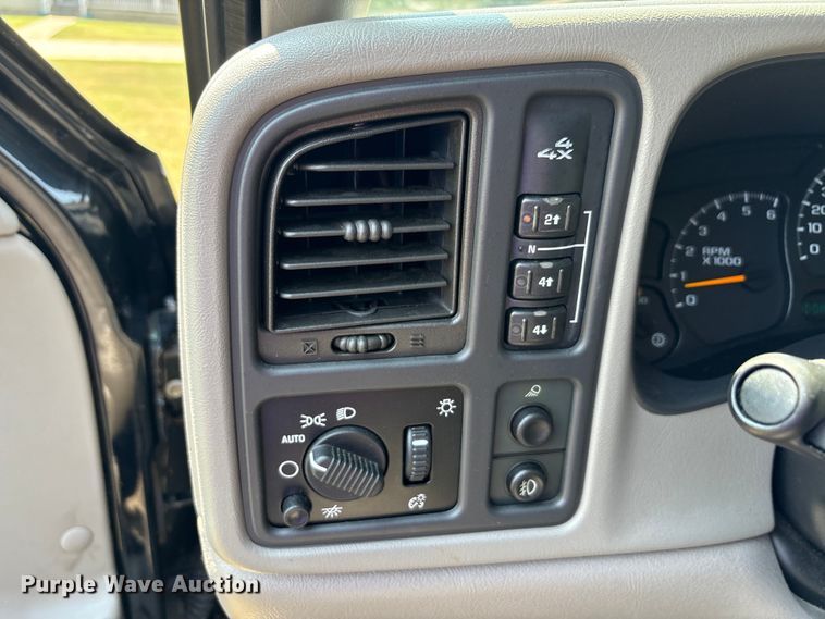 image for item EU0114 2005 GMC Sierra 2500HD Crew Cab pickup truck